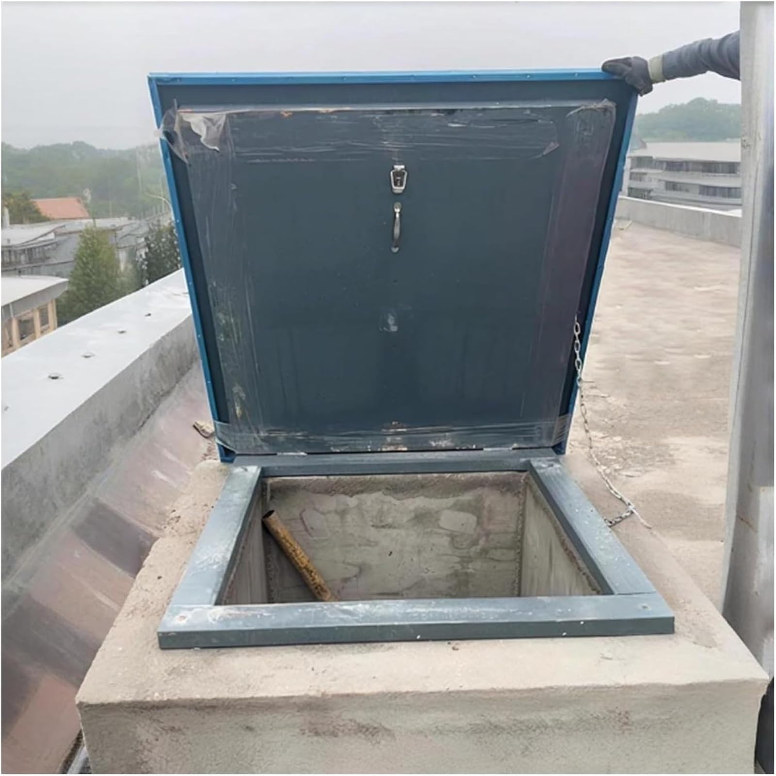 Juskaqzyi One Color Skylight Roof Access Hatch Security Door Flush Mount Roof Access Hatch Door With Seal Strip Handle Rainproof H19cm Attic(85 * 85Cm)