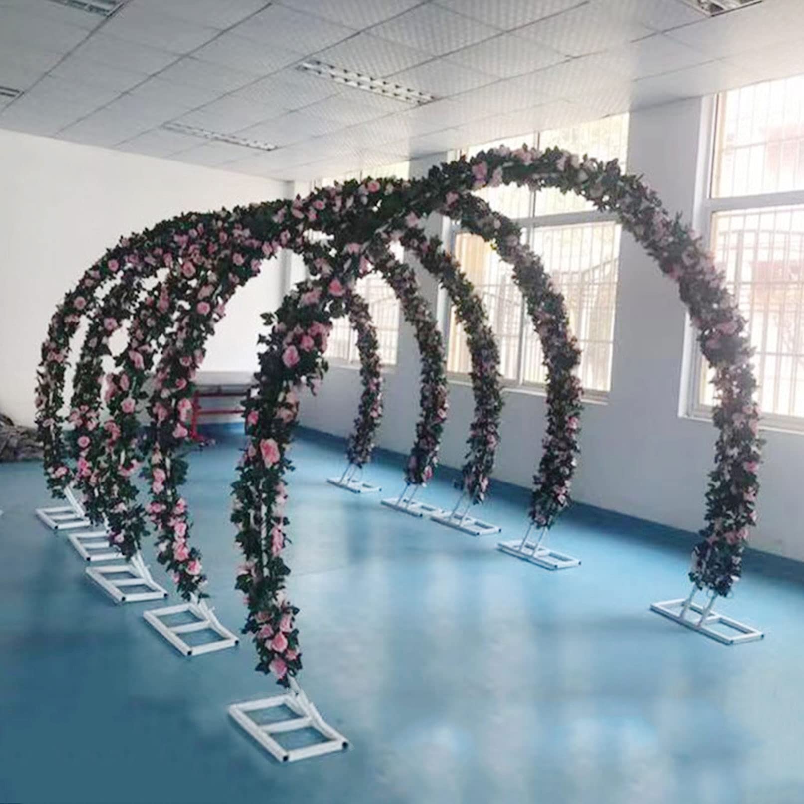Arco Di Nozze Con Piacevolmente La Decorazione Del Fiore Immagine Stock