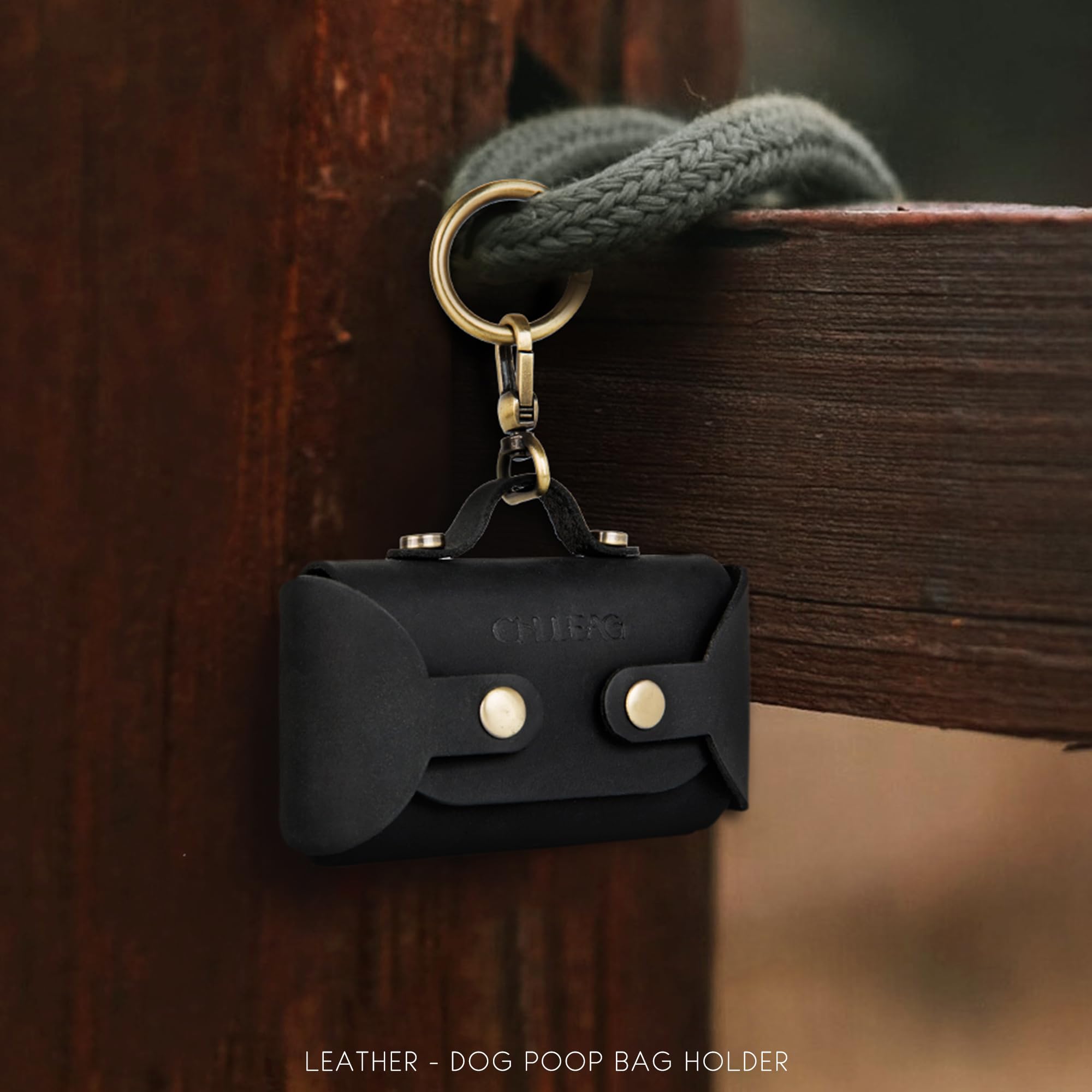Dispensador de bolsas de piel para excrementos de perro hecho a mano con accesorio para cinturón, duradero, elegante soporte para bolsas de basura para perros, paseadores de perros, clip de