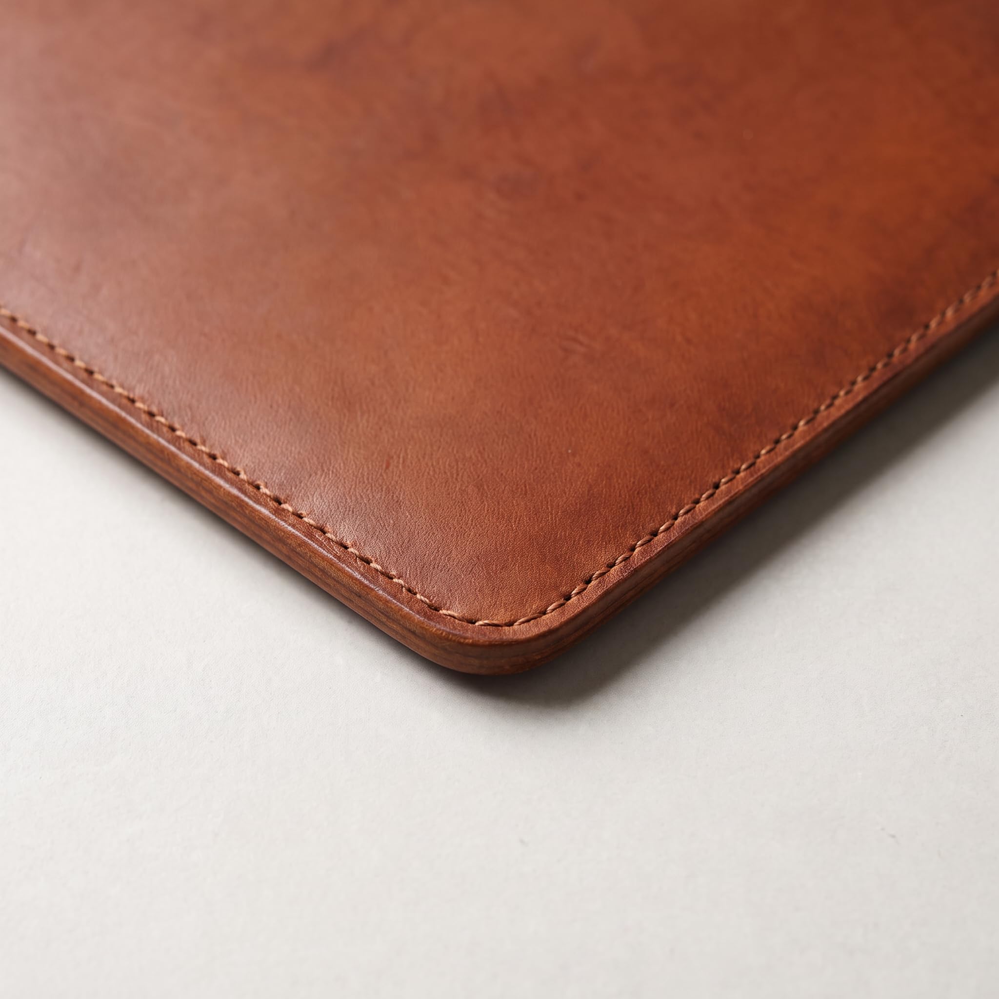Corium Housse en cuir véritable pour MacBook Air & Pro 13" Marron