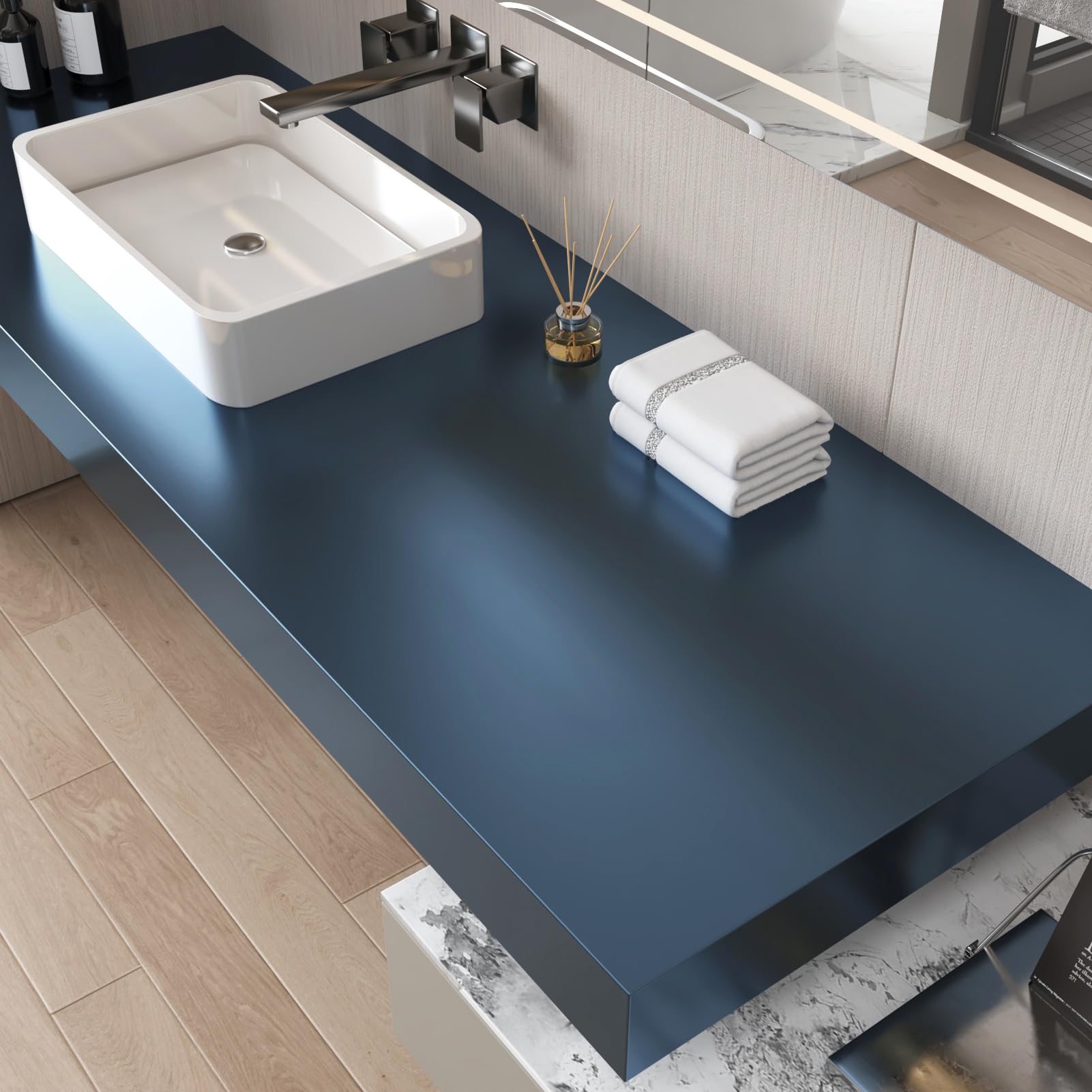 Papier peint bleu métallique effet inox moderne pour relooker vos meubles de salle de bain