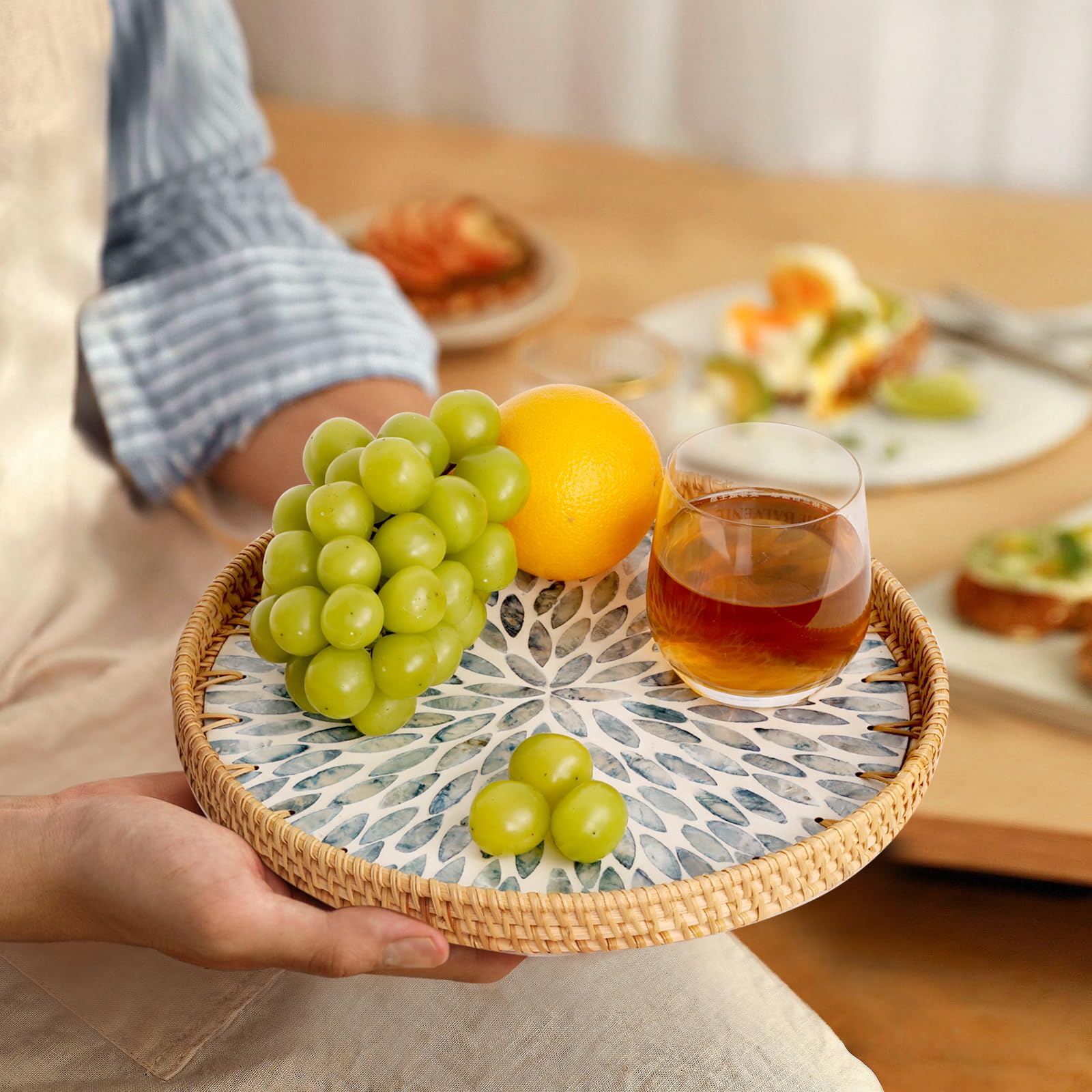 Rundes Rattan-Serviertablett, Couchtisch-Tablett mit Perlmutt-Inlay, exquisiter Weidenkorb für Kaffee, Brot, Obst, Snacks, Tischdekoration (hellblaues Blatt, 30 cm)