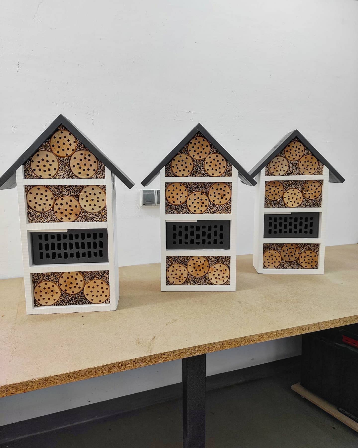 Gemischtes Insektenhotel MKW Mittel anthrazit - Insektenhaus aus massivem Laub- und Nadelholz - Wetterfest - für Wildbienen & Marienkäfer - Schutz für viele nützliche Insekten