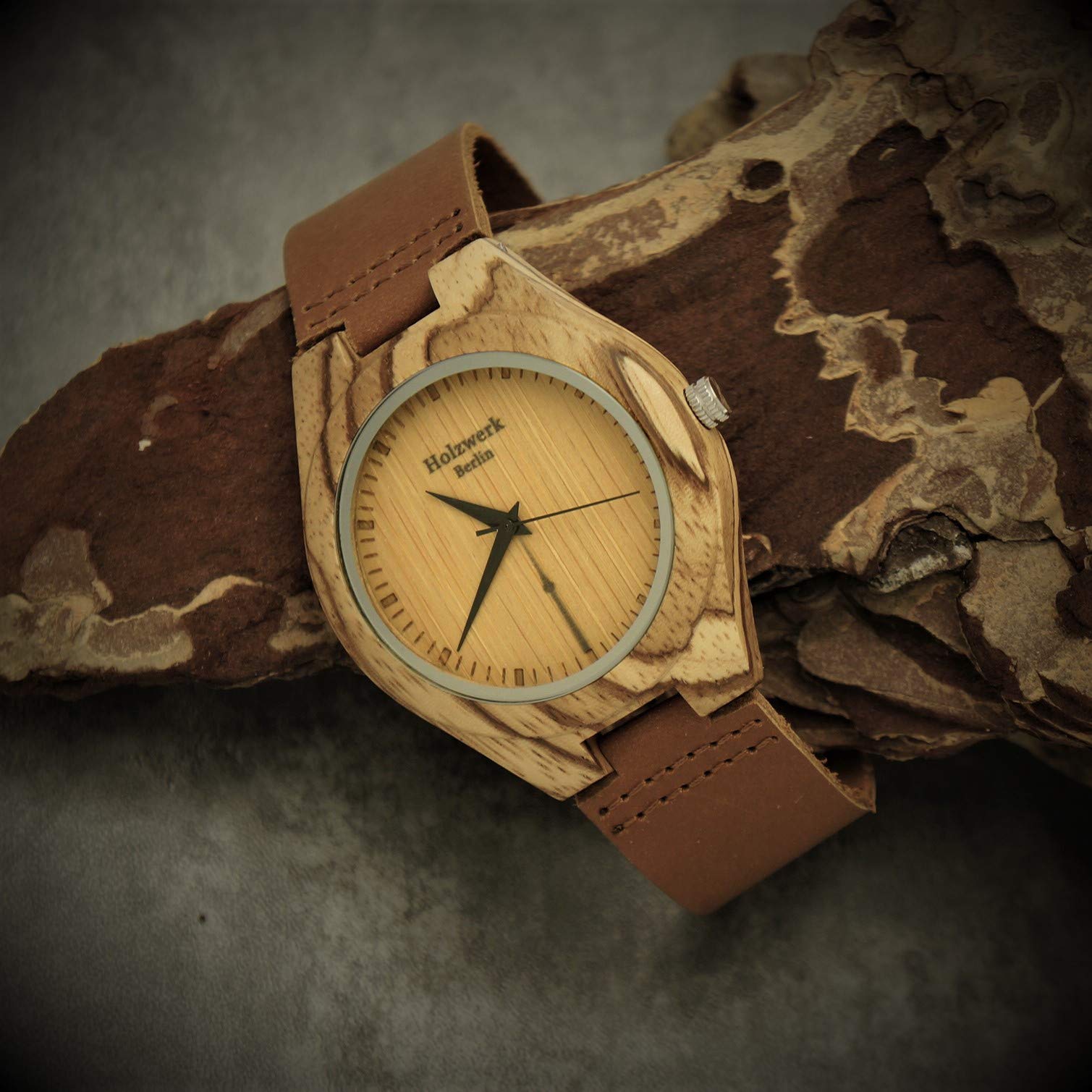 Holzwerk Germany Handgefertigte Berlin Designer Öko Unisex Damen Uhr Herren Öko Natur Holz Leder Armband Holzuhr Analog Klassisch Quarz- in Braun mit Berliner Fernsehturm