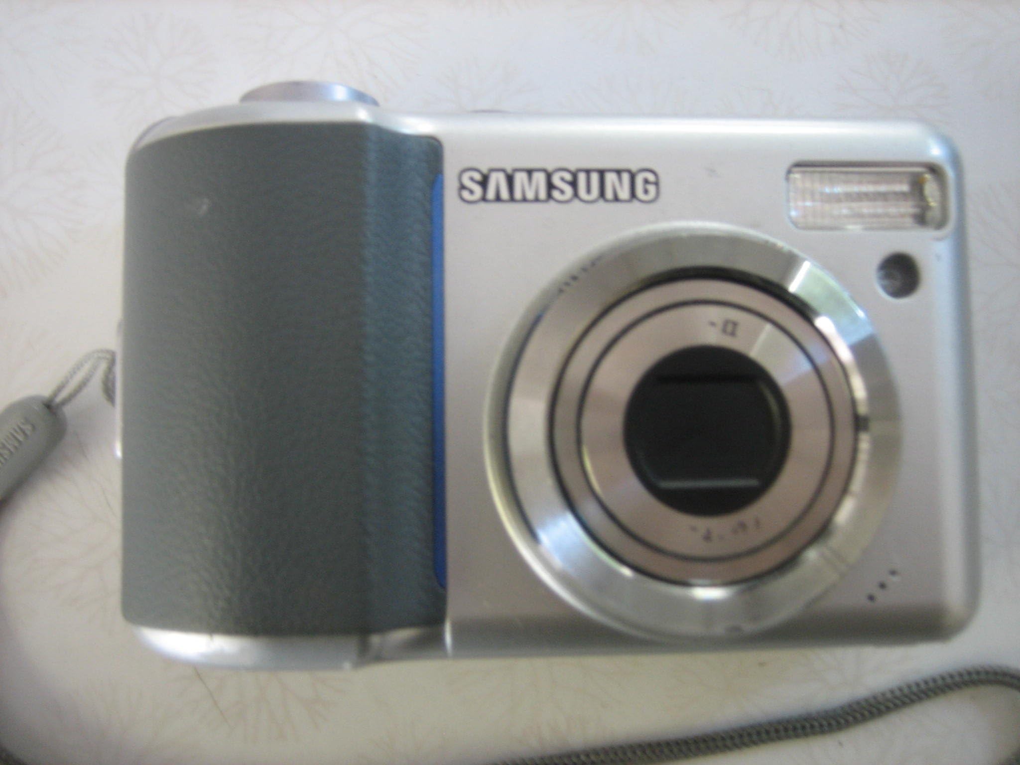 Samsung Digimax S800 8.1 MP Digital Camera with 3x Optical Zoom (Silver)