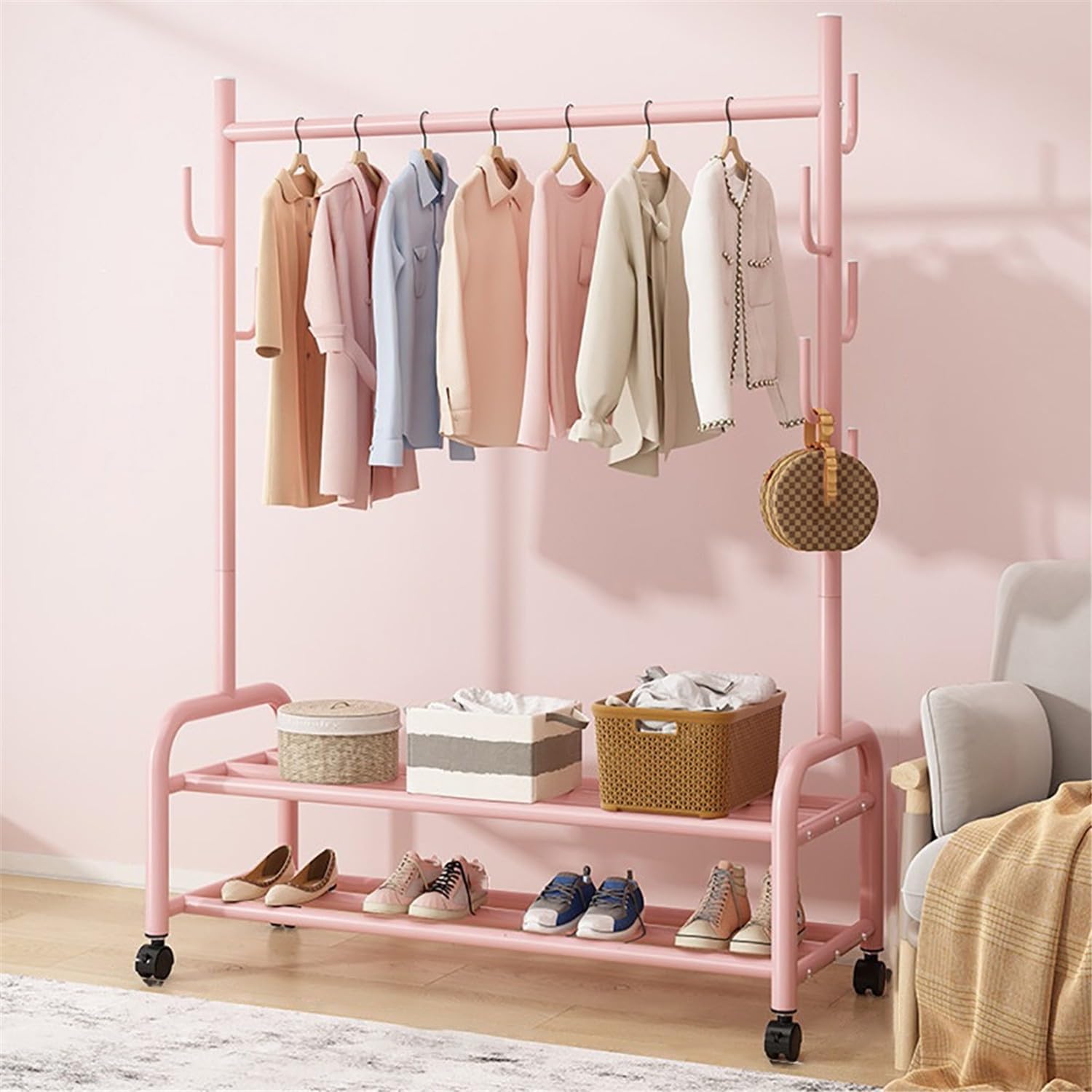 Portemanteau en métal sur roulettes pour sublimer votre entrée et dressing