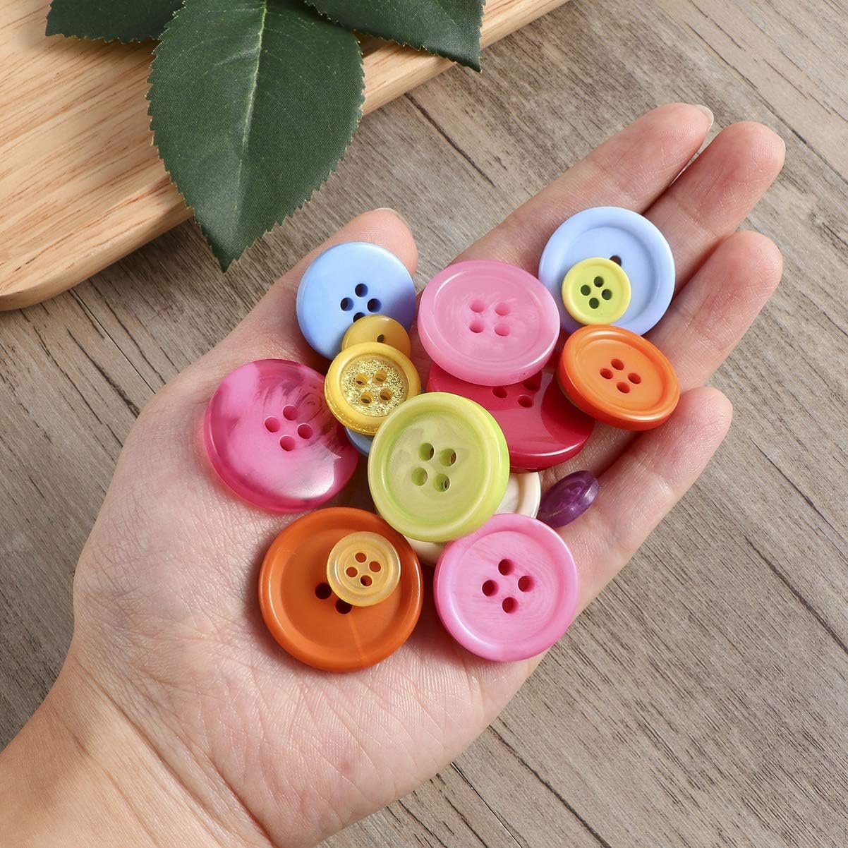 600pcs Round Resin Button Assorted Color 2 and 4 Holes Craft Buttons for Sewing DIY Crafts Kids Manual Painting Scrapbooking