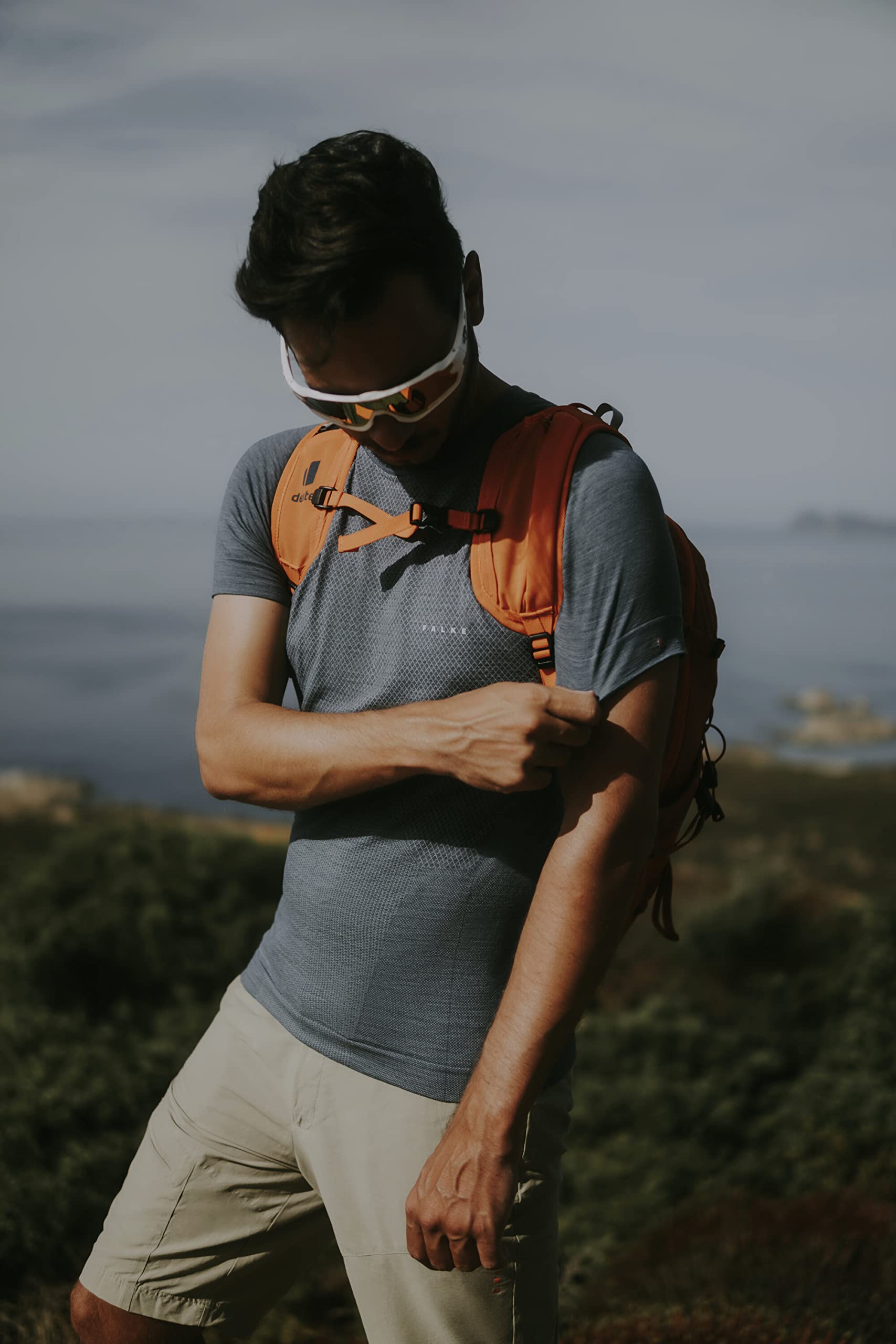 FALKE Mężczyźni Wool-Tech Light Round Neck Podkoszulek na ciepłe i niskie temperatury bielizna oddychająca regulująca temperaturę neutralizująca zapachy wełna materiał funkcyjny 1 Sztuka