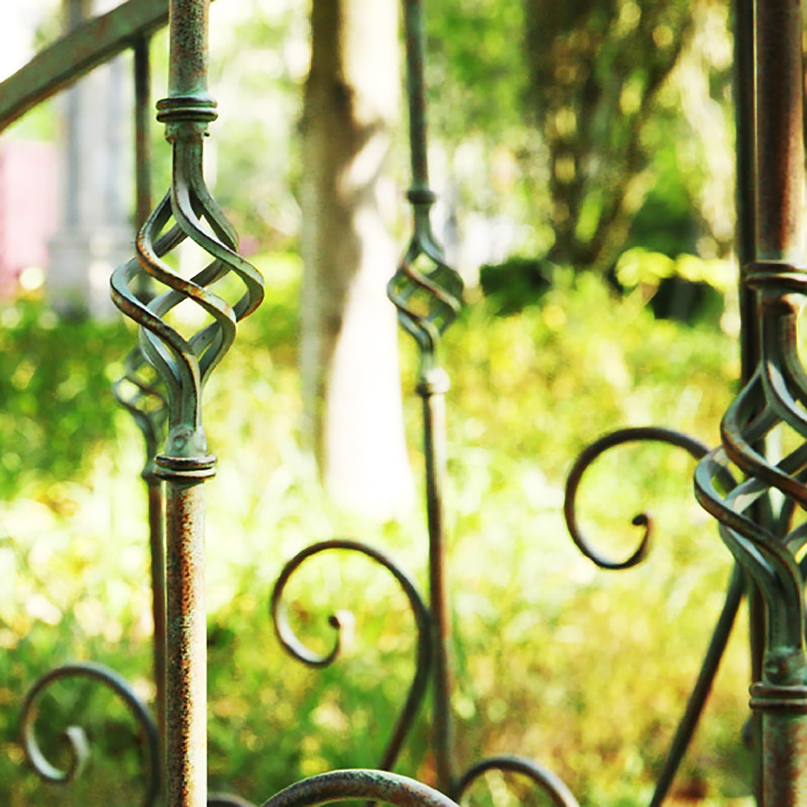 Puente de jardín Zen con arco de metal de 60 pulgadas con barandillas laterales de seguridad, pasarela decorativa, delicados volutas florales for arroyo, estanque de peces, antiguo, fácil de montar y
