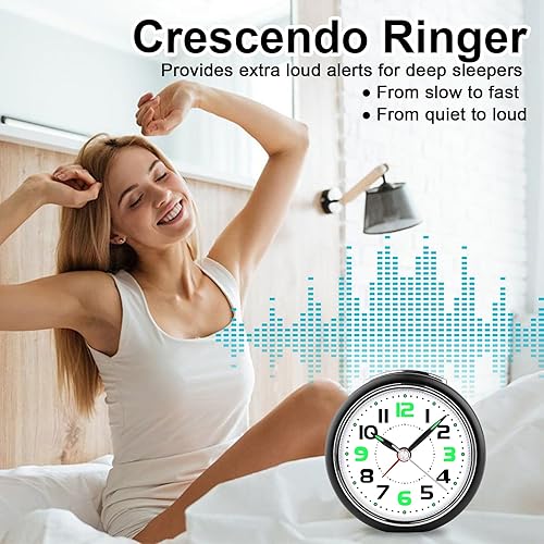 Miniatura 5 de DTKID Reloj despertador analógico de 3.27 pulgadas, pequeño reloj analógico de viaje con pilas, silencioso, sin tictac, con luz nocturna,