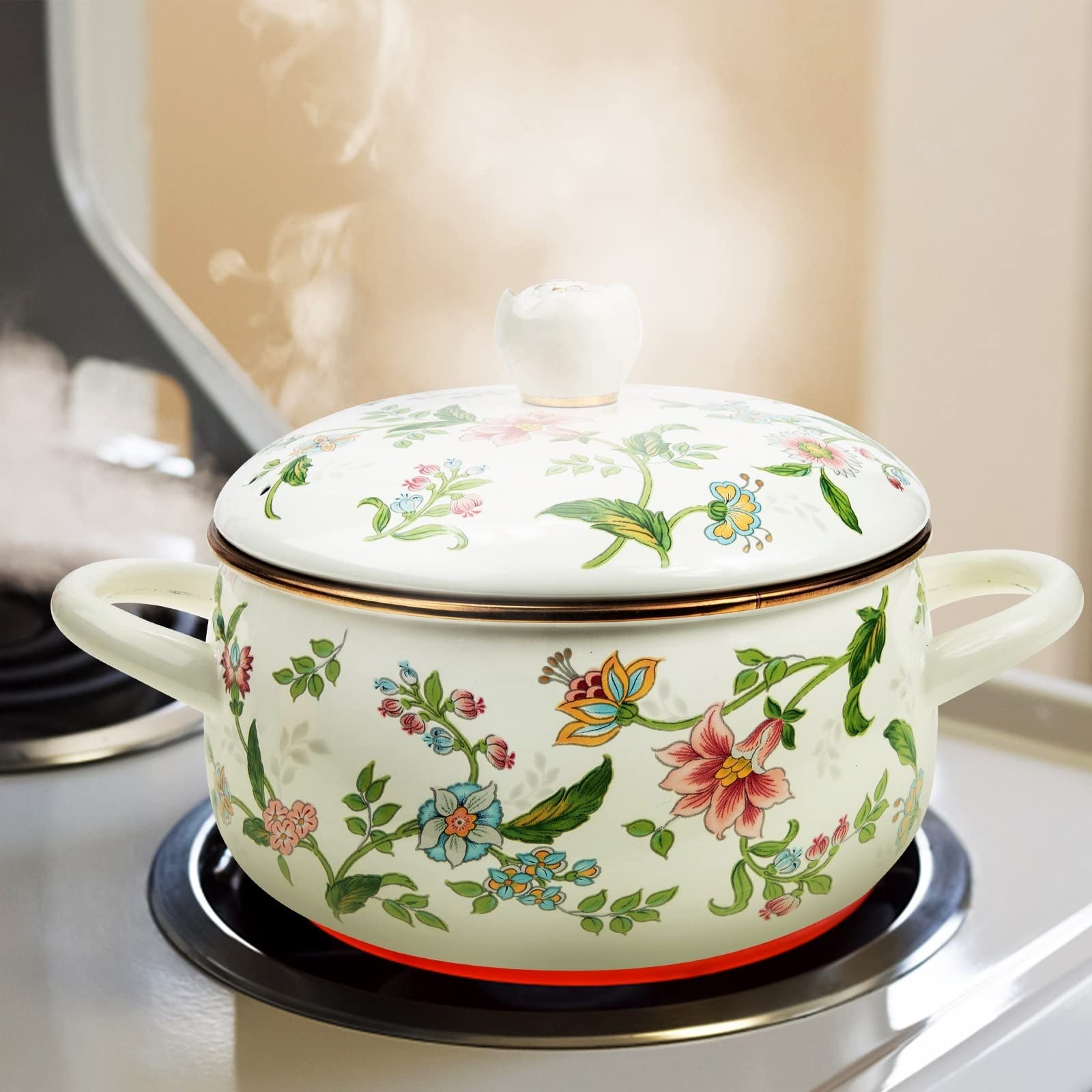 Suppentopf, Suppentopf, Emaille-Kochtopf, Herd, Keramik-Auflauf, Küchenpfanne, heiße Suppe, Milch, gebratene Nudeln
