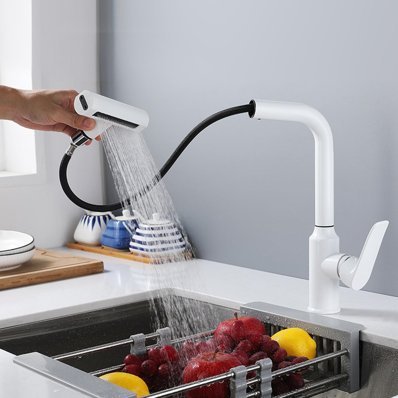 Mitigeur cuisine blanc pour évier moderne et îlot central convivial