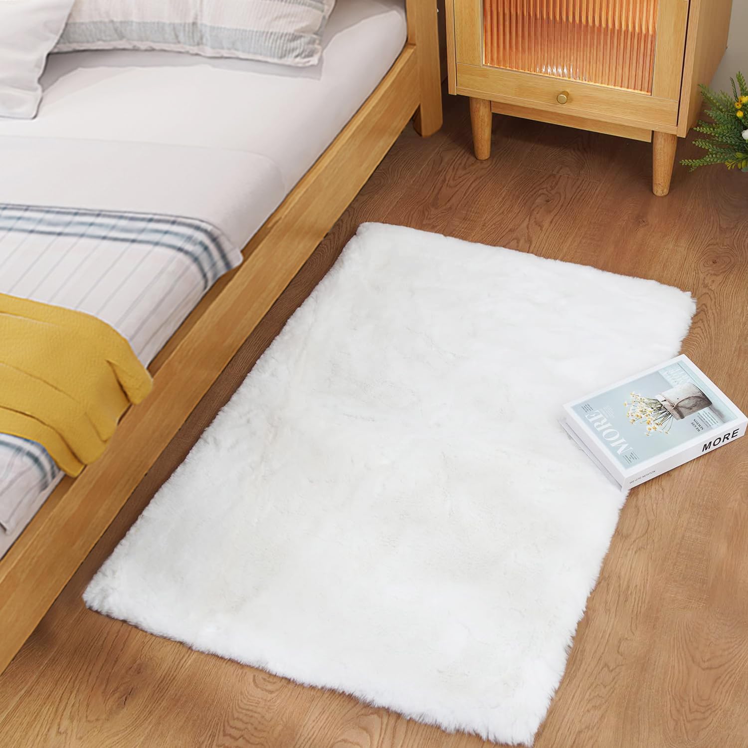 Ghouse Faux Tappetto di Pelle di Pecora Tappeto a Pelo Corto Lavabile Fluffy Uni Effetto Pelliccia Antiscivolo Facile da Pulire, Dimensione:60 x 90 cm, Colore: Bianco