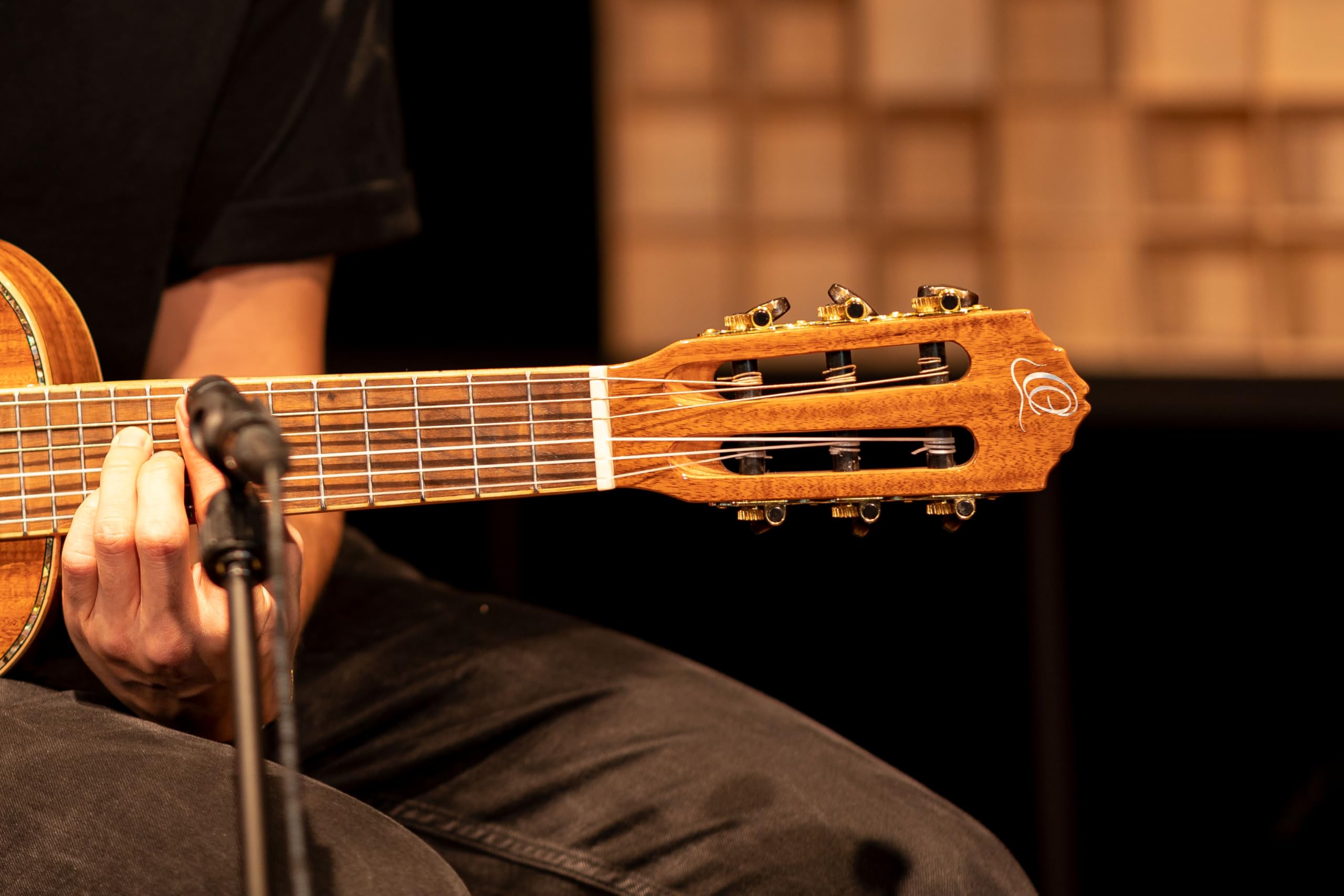 Ortega Guitars Travel Guitar Electro-Acoustic – Seria Mini Travel – Lita Akacja, Wykończenie Naturalne Połysk (RGLE18ACA)