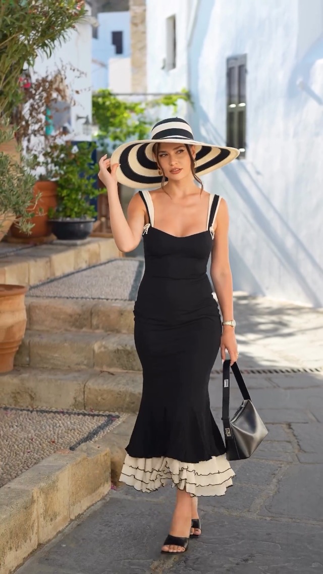 black sweetheart maxi dress Heloira | Black Sweetheart-Neck Maxi Dress Club L London