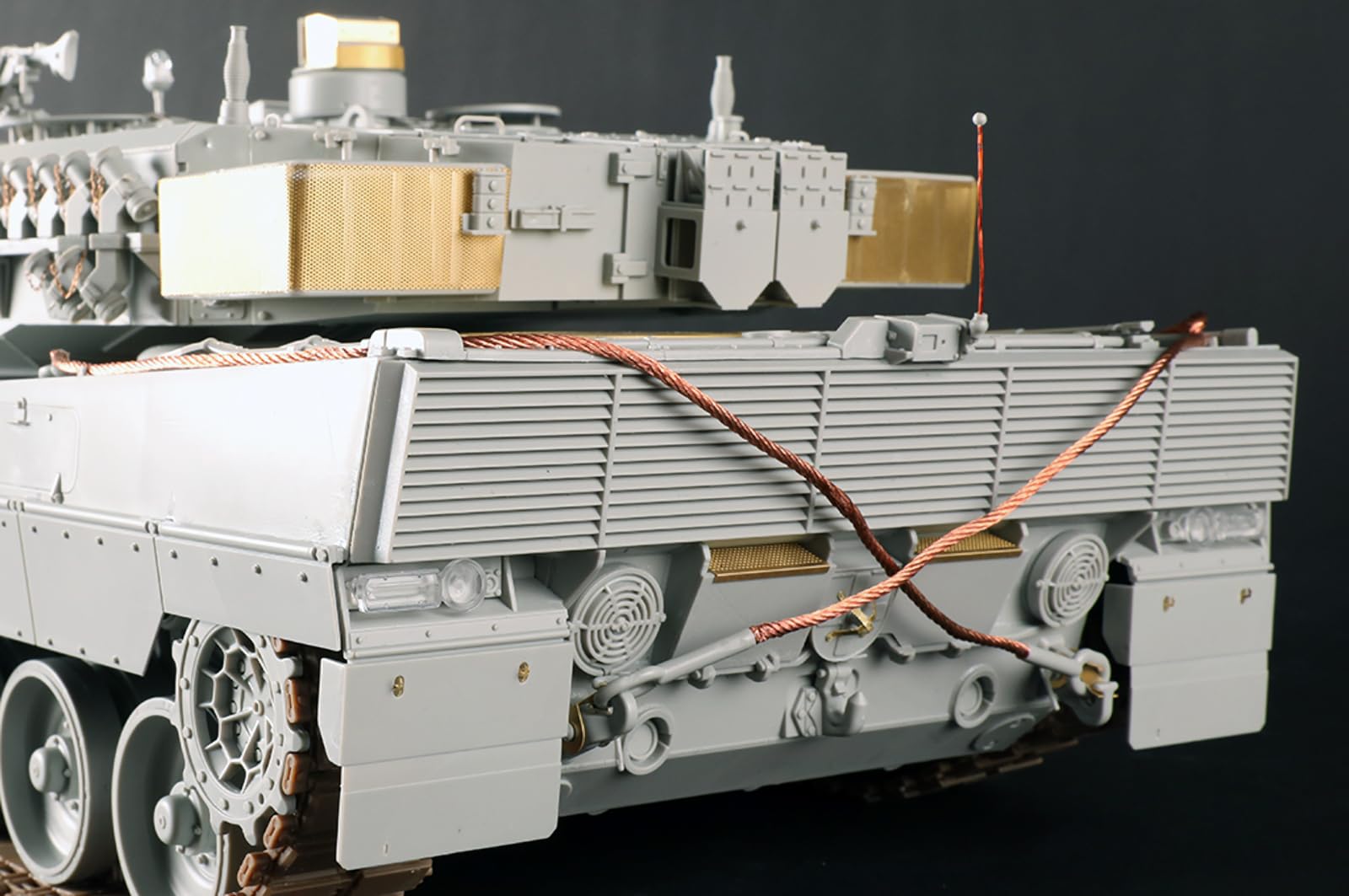 Amazon | トランペッター 1/16 ドイツ レオパルド2A6主力戦車