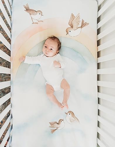 Miniatura 4 de Rookie Humans Sábana bajera ajustable 100% satén de algodón para cuna: arcoíris y pájaros. Moderna habitación del bebé, uso como fondo de fotos para