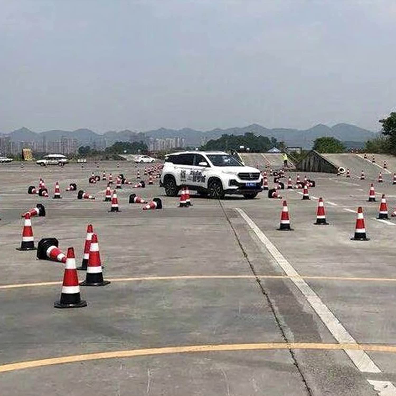 Conos de seguridad vial de plástico duradero de 28 pulgadas con asa y conos reflectantes multiusos para estacionamiento en carretera, entrenamiento de conducción, control de acceso y barrera (pa