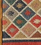 Entretien de votre tapis de jute en laine : facile à nettoyer, nous vous recommandons de secouer la saleté ou les débris. Pour enlever les taches, utilisez un chiffon blanc propre et essuyez doucement la zone touchée.