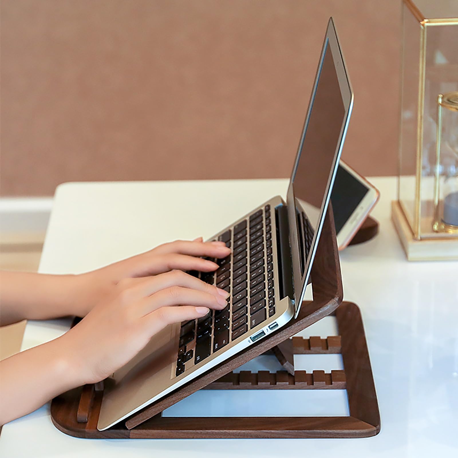 Supporto per laptop in legno beige regolabile in altezza pieghevole da scrivania supporto per laptop con design cavo portatile multi angolo ergonomico supporto per laptop per casa e ufficio