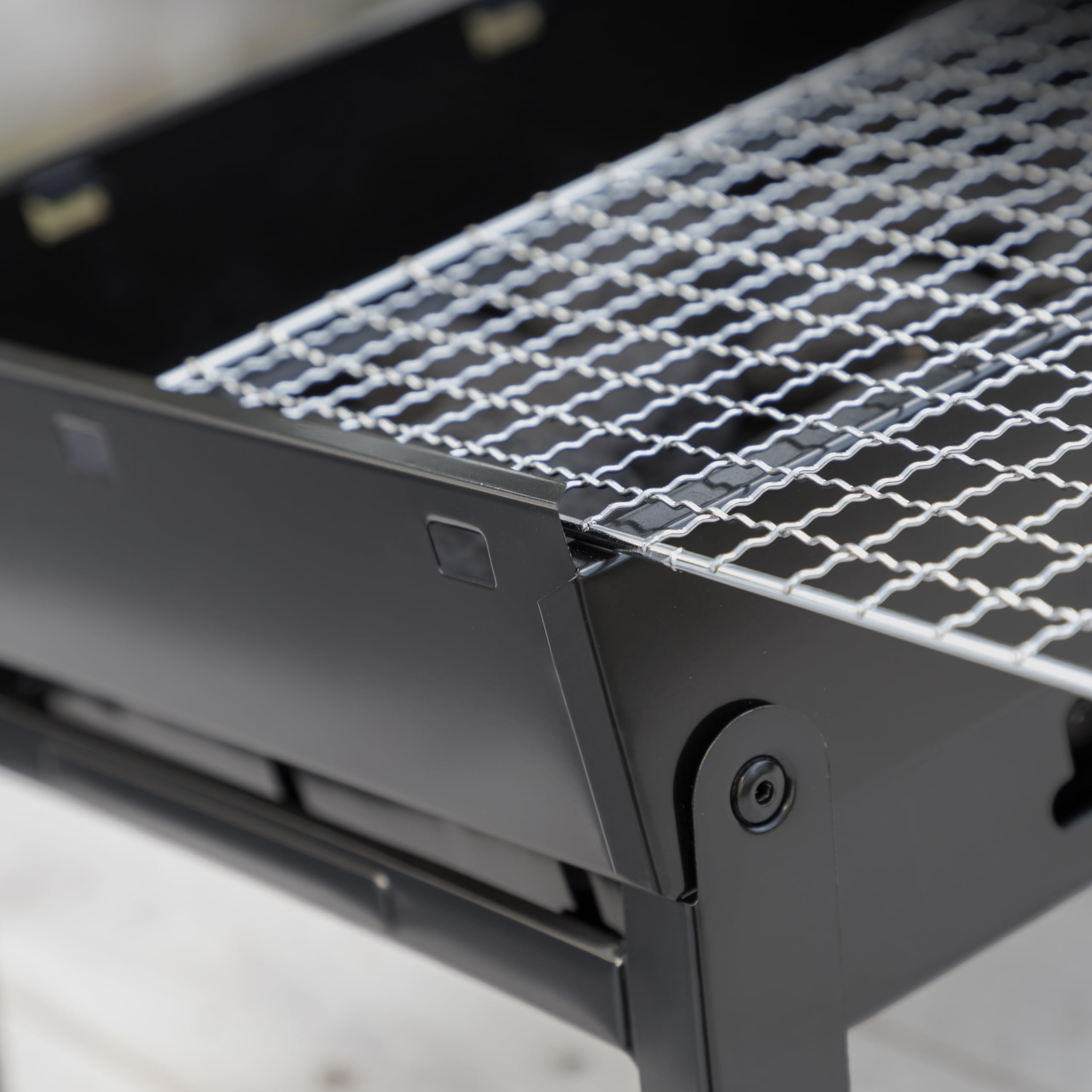 InnovaGoods® Mini Barbacoa Portátil de Carbón BEARBQ, Plegable, Ideal para Camping y Sobremesa, Fácil de Usar y Limpiar, Para 2 Comensales, Negro.