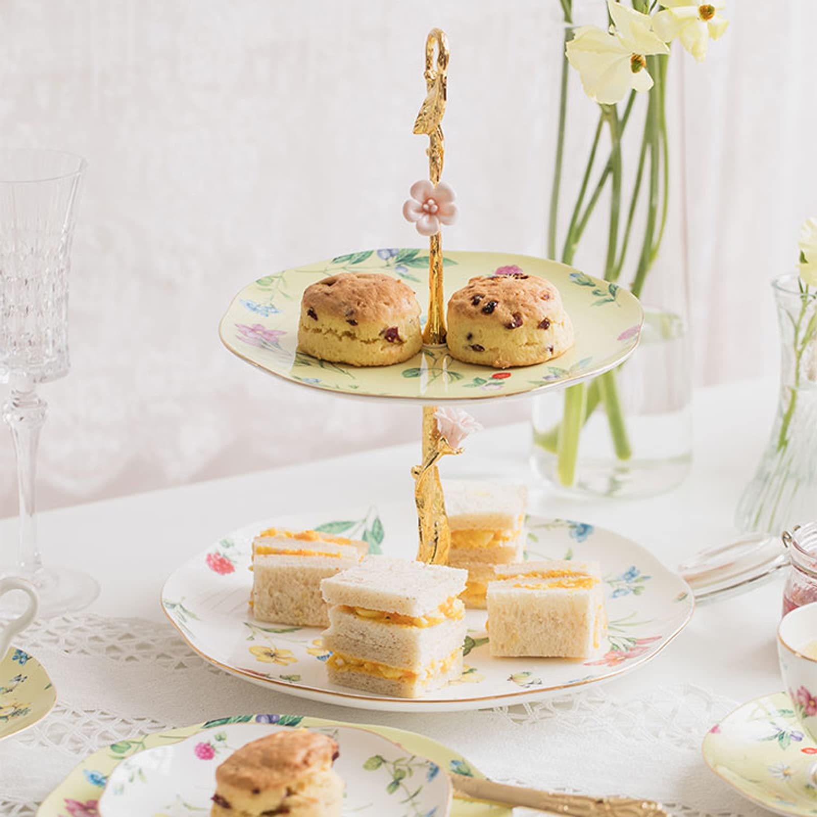 Alzata per torta Alzata per torta in ceramica con manici in metallo Doppio espositore per dessert Porta cupcake europeo Elegante vassoio per servizio pasticceria Alzata per frutta Alzata per cupcake