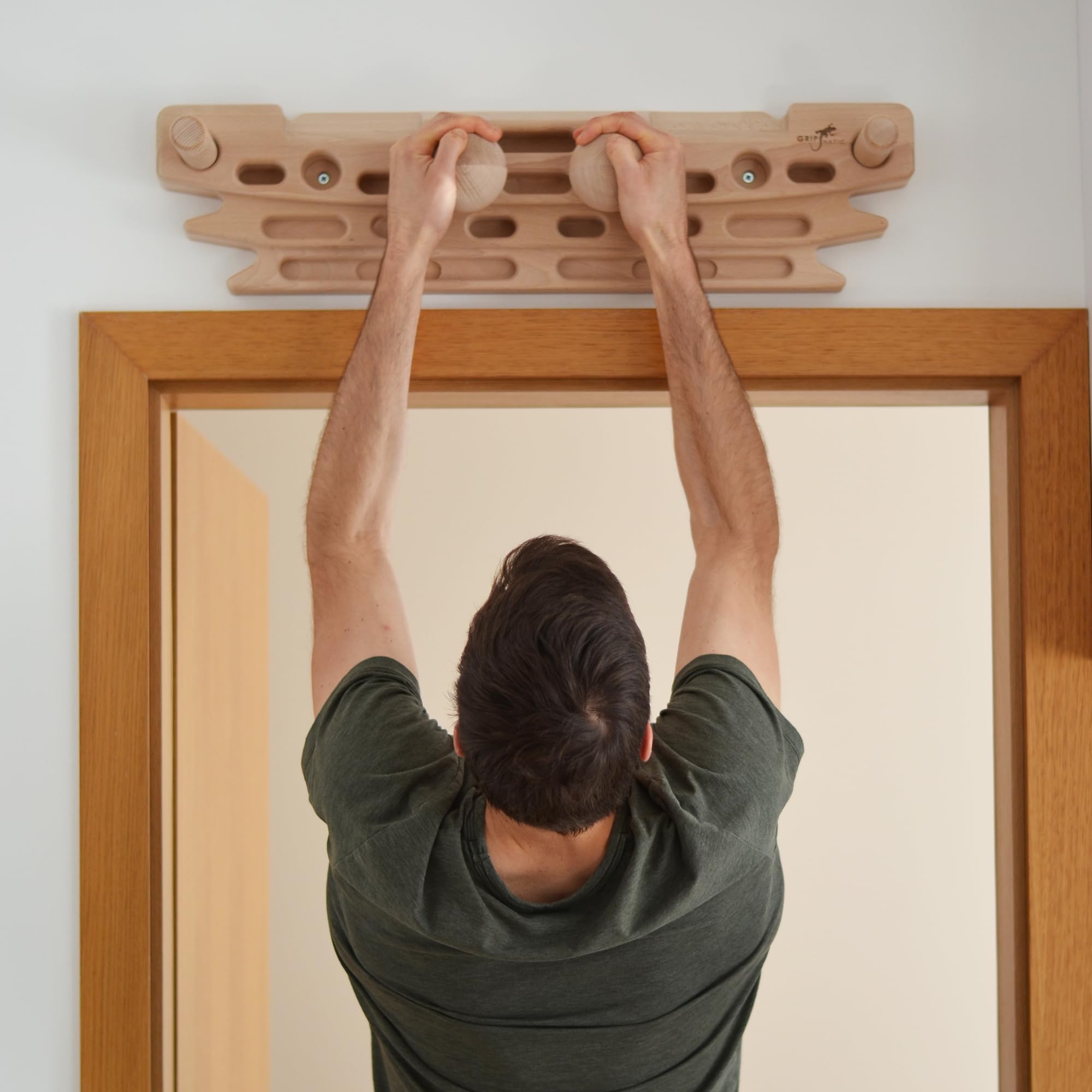 FingerPeg 1.0 Hangboard - Kletterbrett - Fingerboard - Pegboard Griffe - Buchenholz der Klasse A - mit Calisthenics-Stangen für Klimmzüge - einzigartiges Design - 120 kg Tragfähigkeit