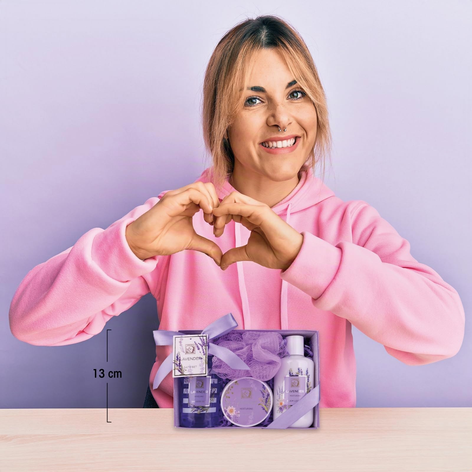 Accentra Set doccia da donna LaVENDEL in bella confezione regalo – Set di 4 pezzi con gel doccia, lozione per il corpo, burro per il corpo e spugna a rete – Set regalo per San Valentino e festa della