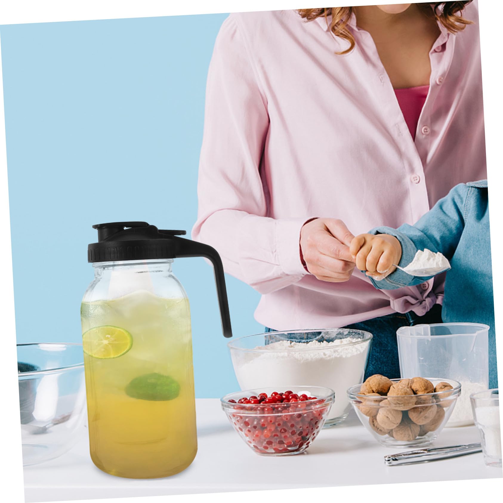 TOYANDONA Jarra de Agua Hogar de 64 Oz con Tapa y Mango, Vidrio y Pp, Capacidad Grande y Diseño Antigoteo para Agua Fría y Jugos en Interiores