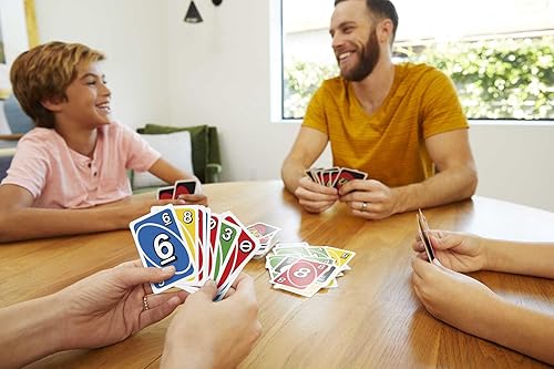 Miniatura 2 de Mattel Games Juego de cartas UNO para noche familiar con cartas, especialmente diseñado para jugadores zurdos en caja de lata coleccionable