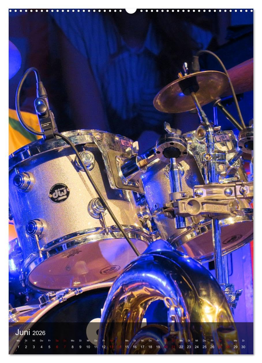 Schlagzeug in Concert (hochwertiger Premium Wandkalender 2026 DIN A2 hoch), Kunstdruck in Hochglanz: Stimmungsvolle Konzertfotografien von Drum-Sets aus verschiedenen Perspektiven (CALVENDO Kunst)