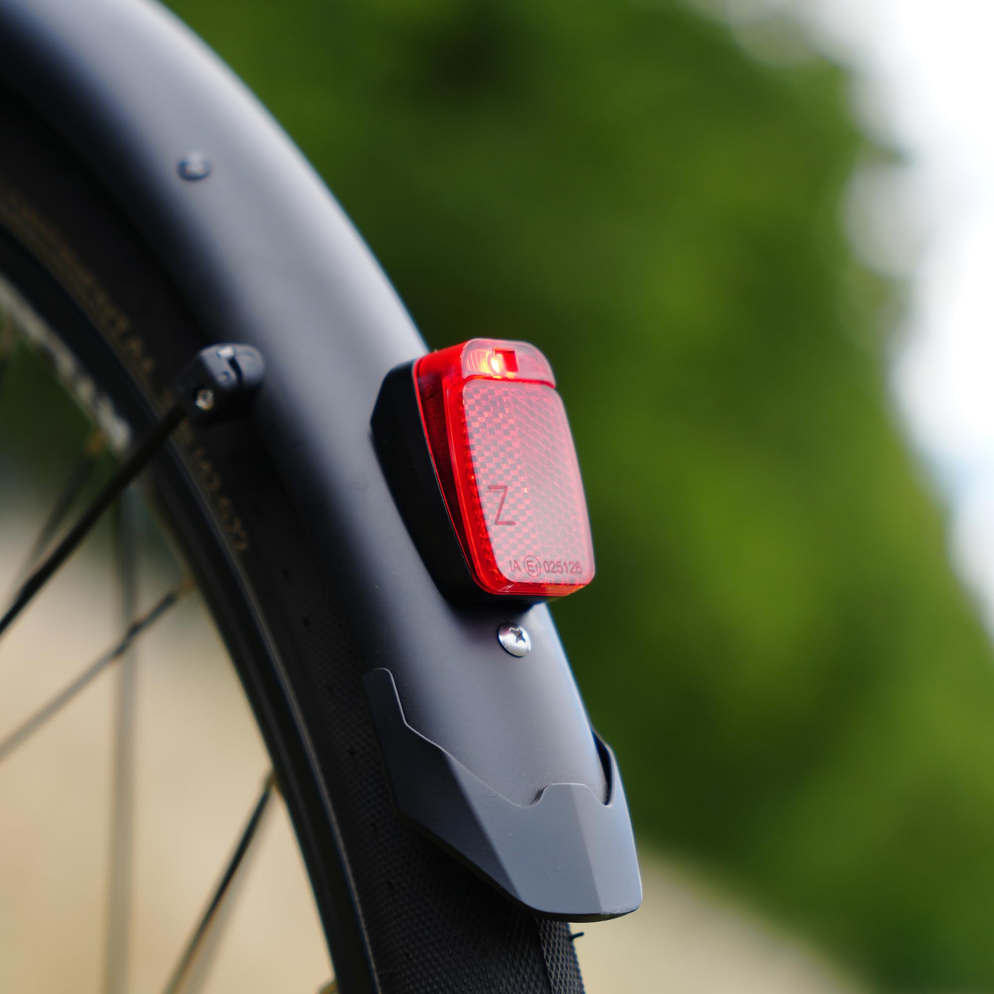 PROPHETE E-Bike LED-Rücklicht – Z-Reflektor integriert, geeignet für E-Bikes (6-48V) & E-Scooter, Schutzblechmontage, kompakte Bauweise, Montageweite 15 mm Sport & Freizeit