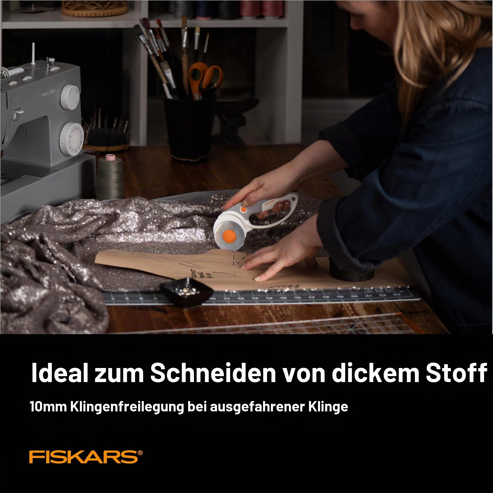 Fiskars Rollschneider für Stoffe mit ergonomischem Griff, Titanklinge für dicke Materialien, sicherer Klingenwechsel, Nähzubehör und Quilt-Werkzeug, 60 mm
