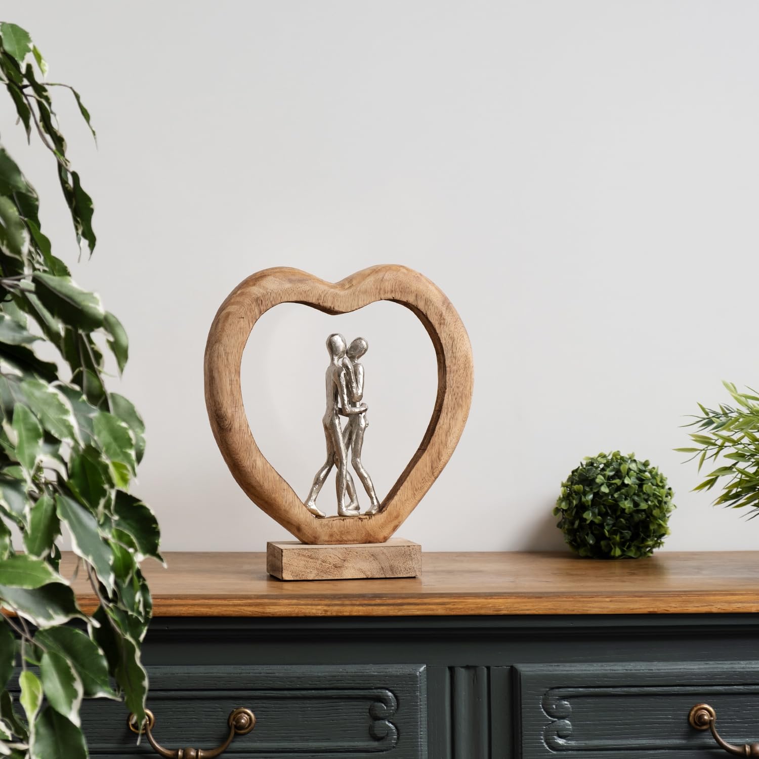 Moritz The Path 35 cm Silber – Mangoholz Liebespaar Skulptur Herz Hochzeit | Aluminium-Paar auf Naturholz-Sockel, Handarbeit und Unikat, Geschenkidee zu Jahrestag oder Valentinstag, für Regal
