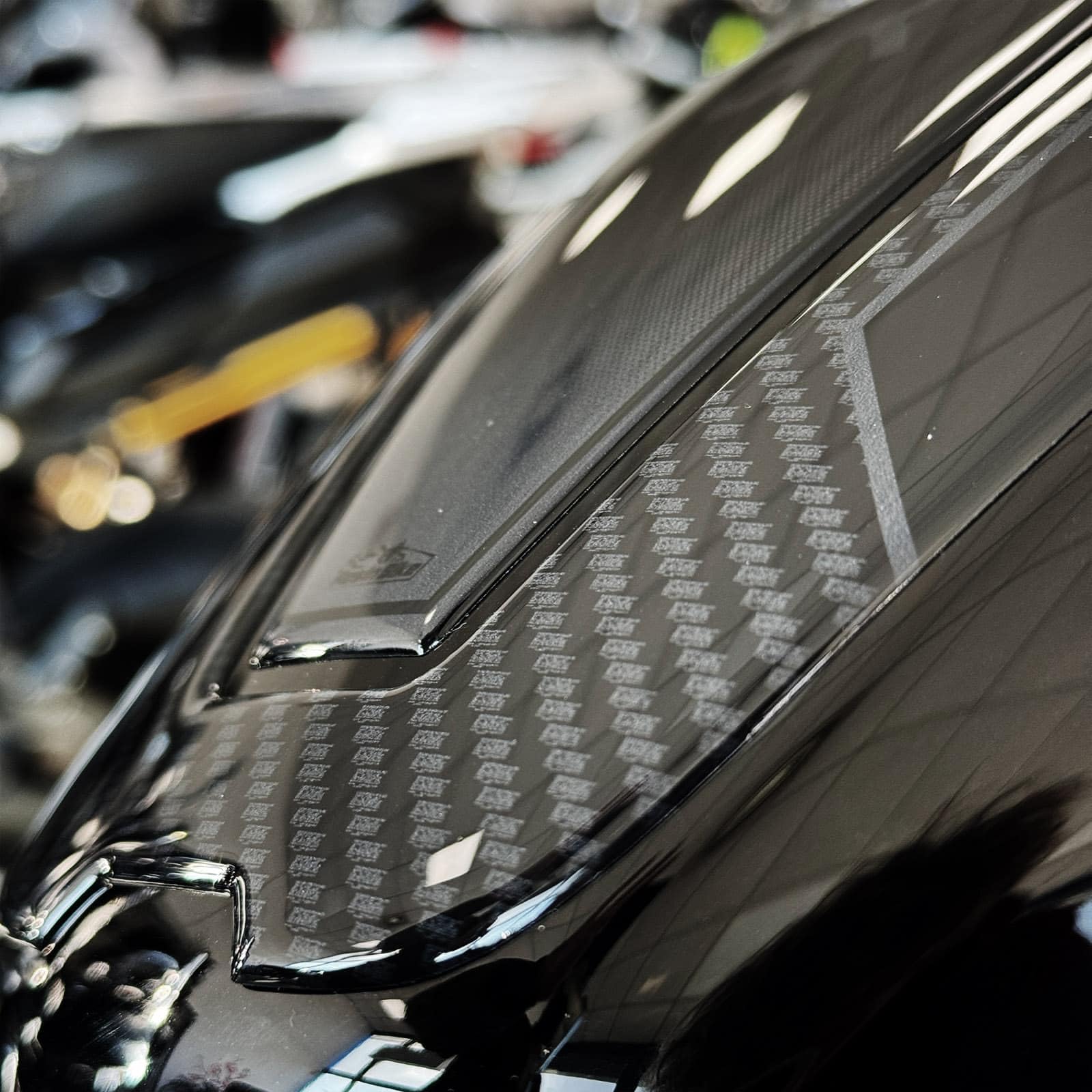 Resin Bike Autocollant Moto Compatibles avec Suzuki GSX 8R 2024-2026 Carboon Look. Protection Grip de Réservoir Moto Contre Les Chocs et Les Éraflures. Autocollant 3D Résinés Made in Italy