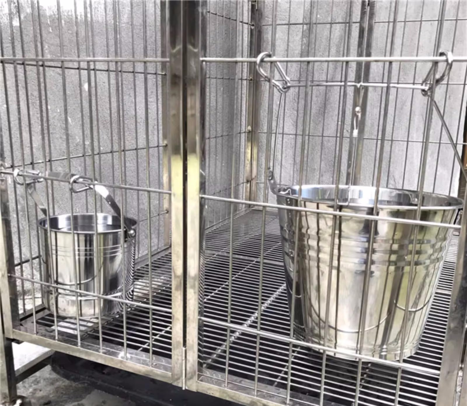 Trinkbrunnen für Haustiere, Wassernapf für Hunde, Hunde-Outdoor-Trinknapf, Wassernapf für Haustiere, Trinkeimer aus Edelstahl, hängender Hundekäfig, Fassungsvermögen 1,7 l/3,5 l, geeignet für mittelgr