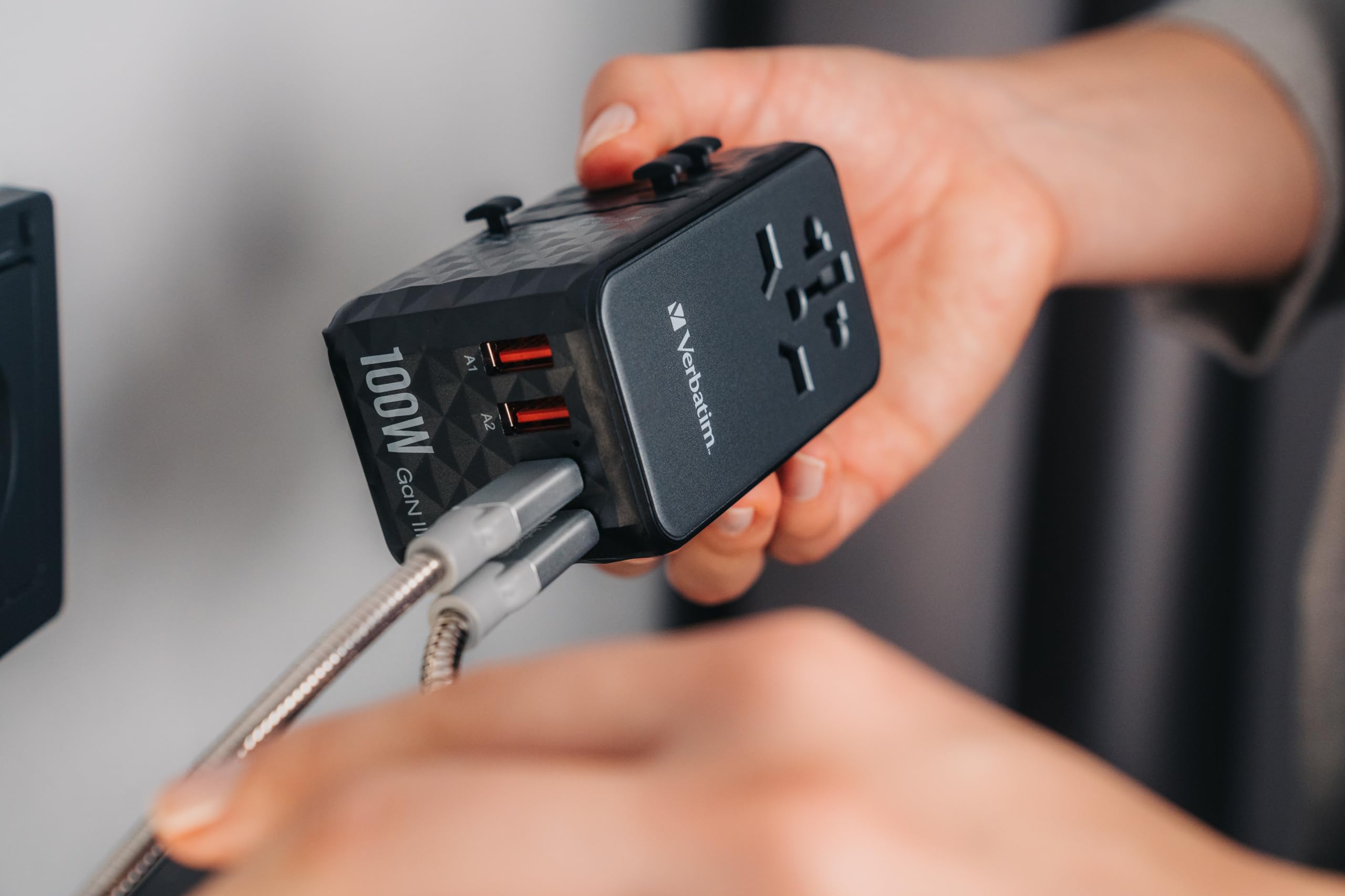 Verbatim GaN - Adattatore da viaggio universale UTA‑06 100 W, con 2 porte USB‑A e 2 porte USB-C, caricatore rapido per laptop, cellulare, fotocamera e Co, spina da viaggio utilizzabile in tutto il