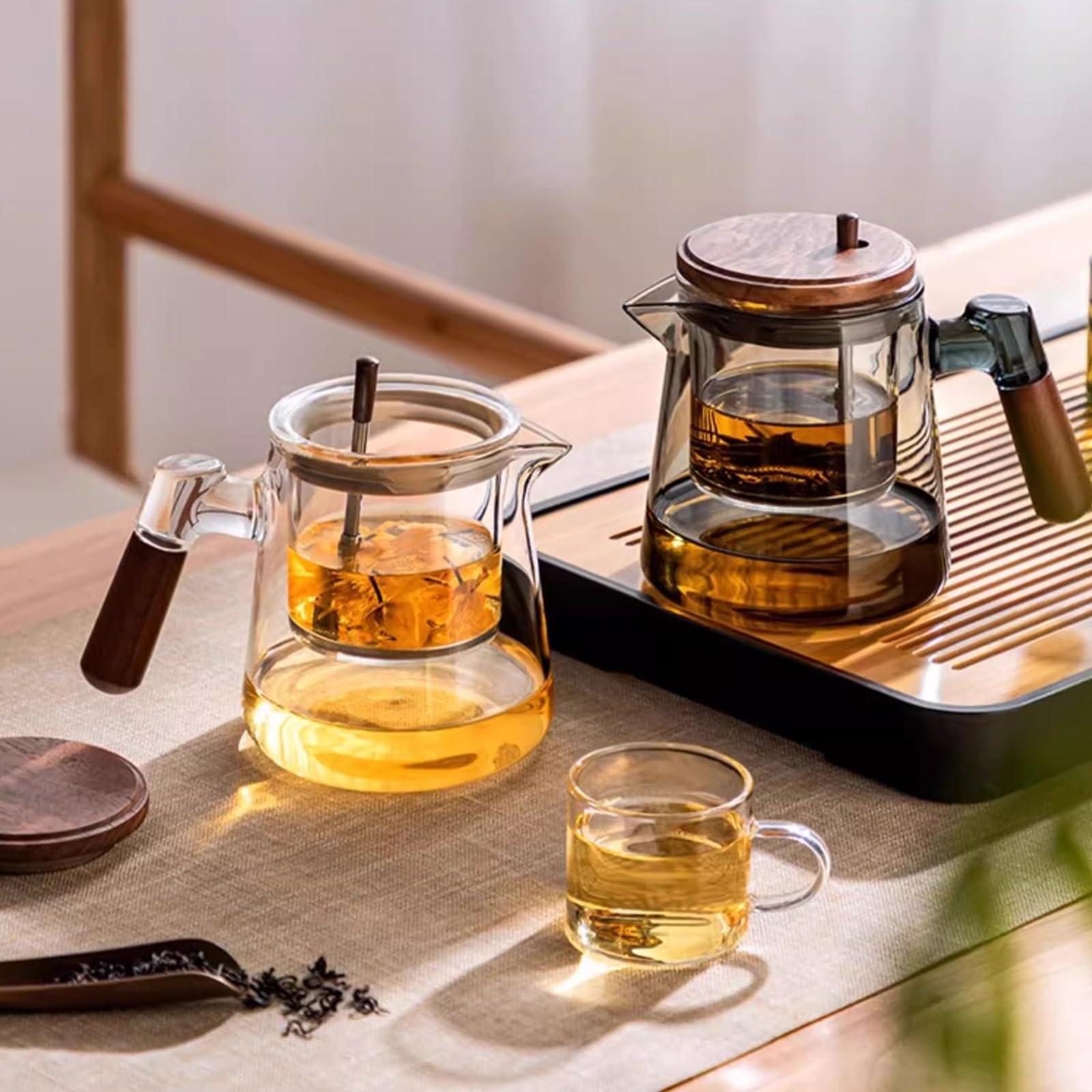 Teekanne aus Glas mit Sieb, hitzebeständige Teekanne aus Glas, 600 ml, mit Griff und Ausguss aus Walnussholz, herdplattensicherer Teekessel, transparente Teekanne mit Sieb for losen Tee(Transparent)