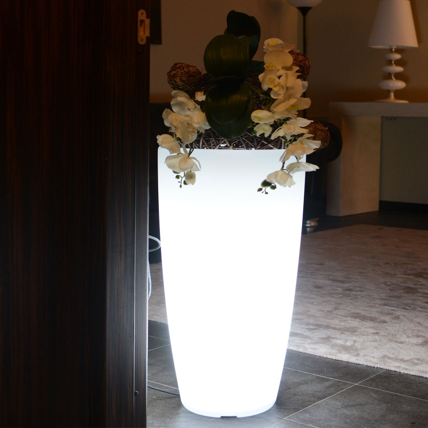 Vaso Tondo 'Stilo Lamp' Con Luce Interna. In Polietilene Colorato. Dal Design Elegante In Puro Stile Moderno, È Un Ottimo Complemento D'Arredo E Si Abbina A Molteplici Ambienti Nei Quali Viene Collocato.