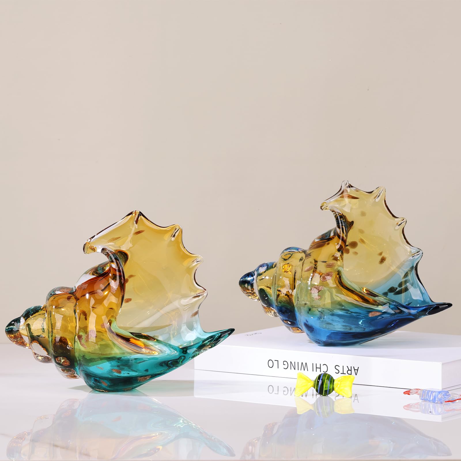 DOVDOV Statue di conchiglie in vetro soffiato a mano, statuette d'arte in vetro blu e ambrato, conchiglie per decorazioni per la casa costiera, supporto TV e libreria, ripiani del bagno e decorazione