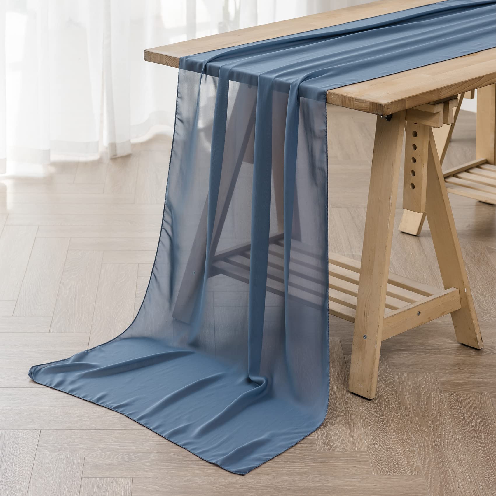 Chemin de table en mousseline bleu pour mariage romantique et fête prénuptiale douce