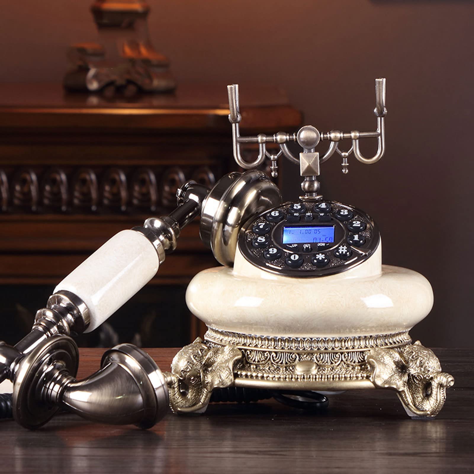 Vintage, staroświecki telefon stacjonarny z wyświetlaczem LCD, klasyczny europejski retro do wystroju domowego hotelu i biura(A)