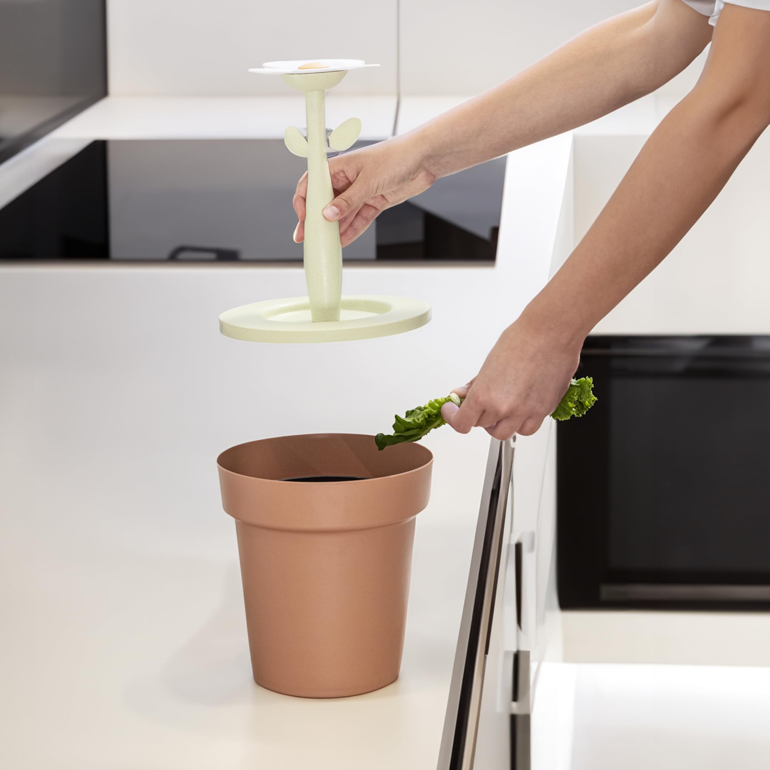 VIGAR Pattumiera da bagno coperchio a fiore. Interno rimovibile, realizzato con bioplastiche di buccia di riso.…