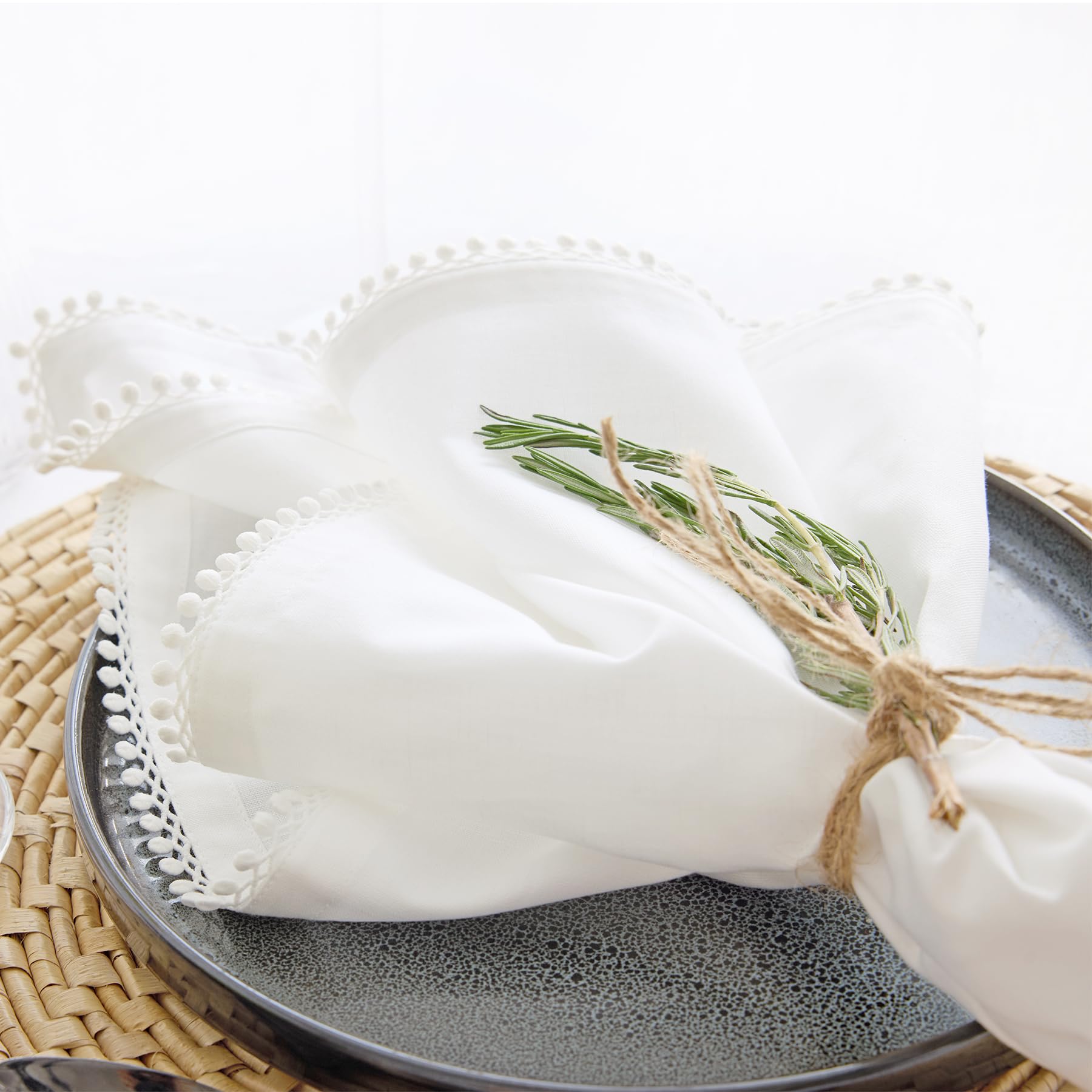 Solino Home Maddie - Juego de 4 servilletas decorativas de tela blanca de lino y algodón de 20 x 20 pulgadas para primavera, Pascua, tela lavable a máquina, color blanco
