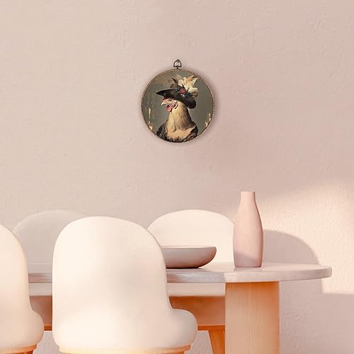 Miniatura 4 de Arte de pared redondo de pollo caprichoso enmarcado, decoración de pared redonda de gallo oscuro Moody Moody Rooster, impresiones en lienzo para