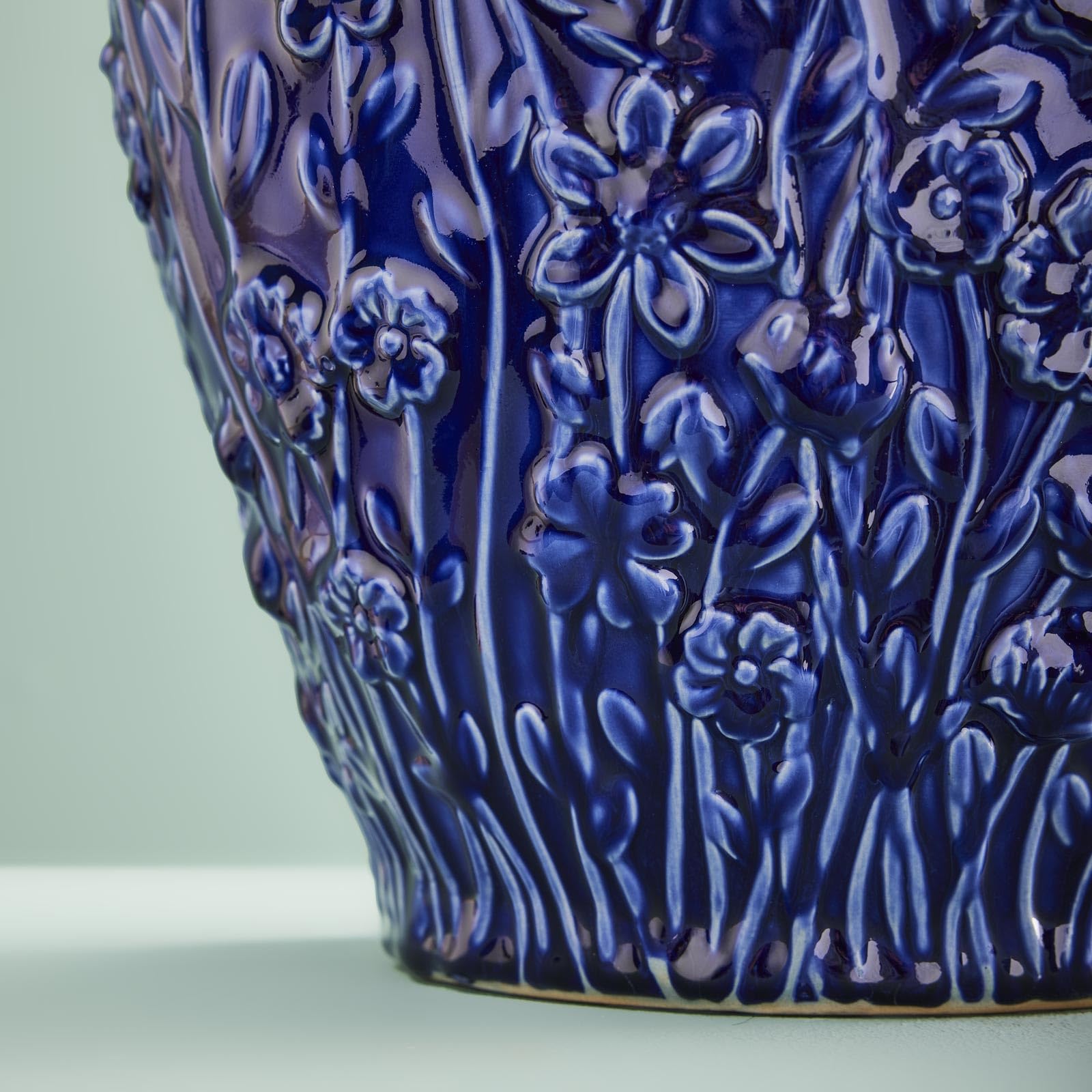 Design Vase Primavera Blau – Statement Deko mit Blumen, handbemalt, 37x35x35 cm (H/B/T)