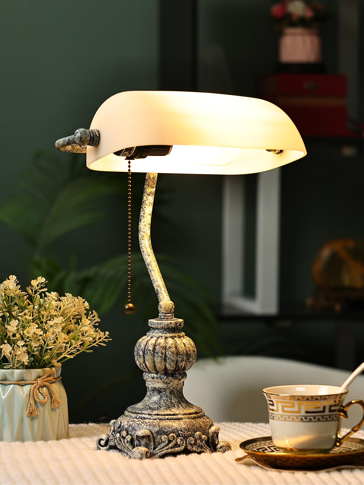 Retro White Mattglas Banker Schreibtischlampe für Home Office, Bibliothek mit Pull -Kettenschalter -Stecker, LED -Glühbirne enthalten
