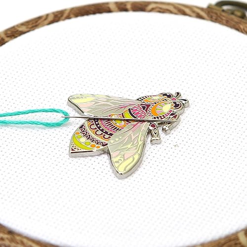Miniatura 4 de Awesome Pattern Studio Needle Minder Set - Mandala Bee Magnetic Needle Minder + 2 empujadores de agujas. Pin de esmalte para punto de cruz, bordado