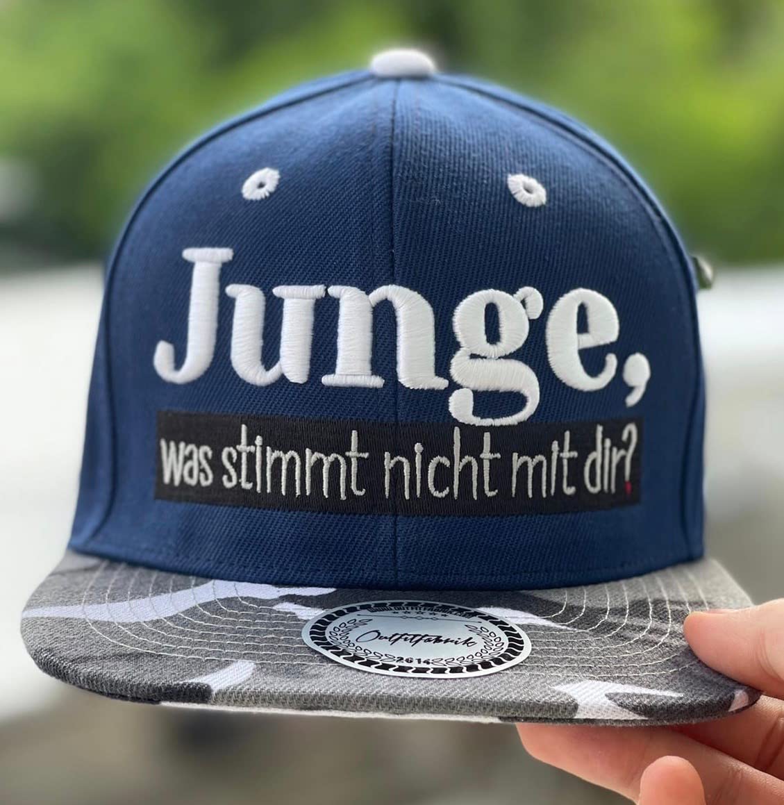 Outfitfabrik Snapback Cap Junge, was stimmt Nicht mit dir? in blau, Schirm im Schneetarn-Muster, mit weißem 3D-Stick (Provokation, Statement) Unisex, One Size, verstellbar