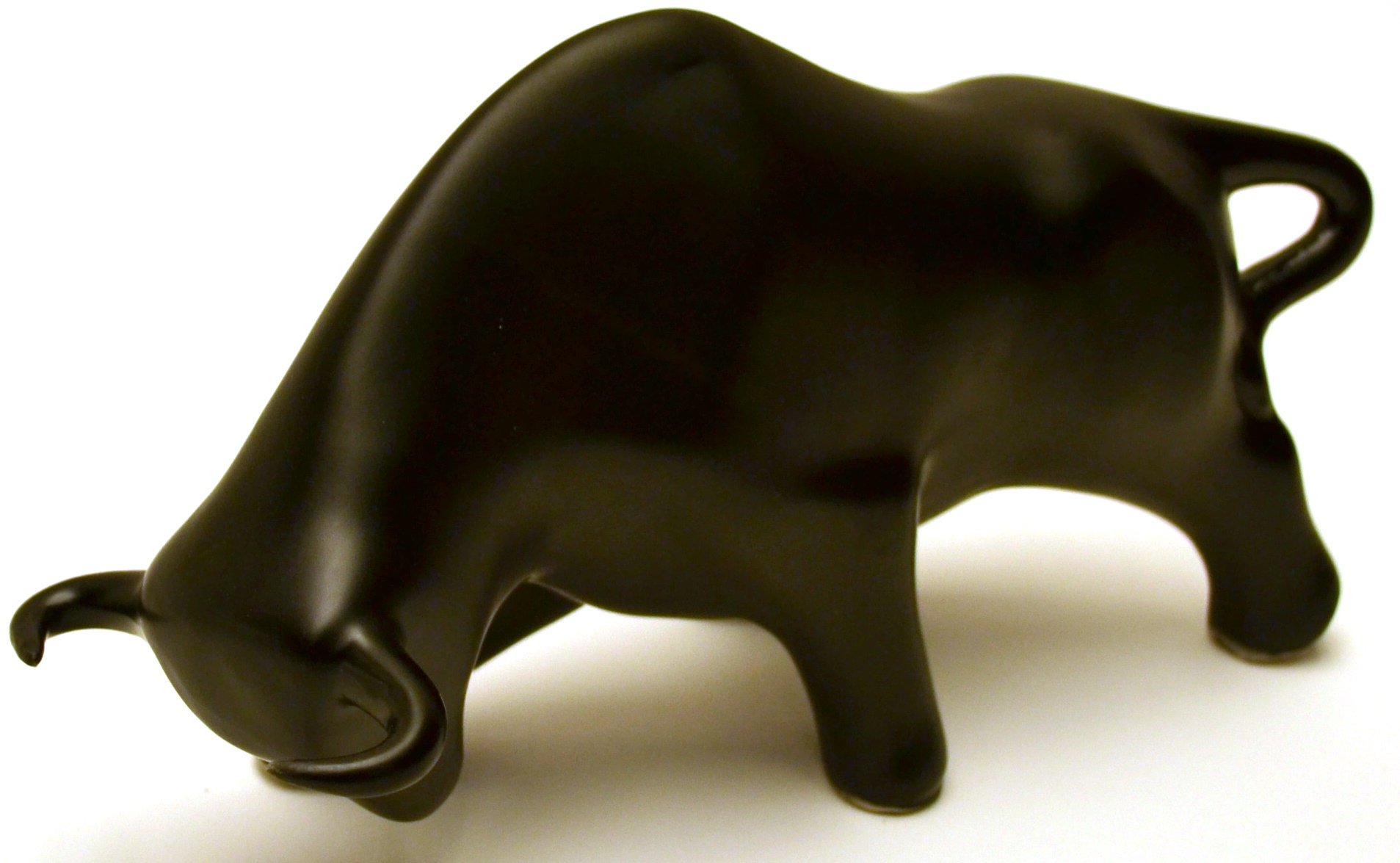 Scultura in Ceramica di Toro Fatta e Dipinta a Mano. Figura Decorativa. (Dimensione MEDIANO 27 cm x 16 cm x 12 cm) (Nero Mate)